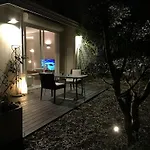 Luxurious By The Beach Apartment With Garden