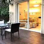 Luxurious By The Beach Apartment With Garden